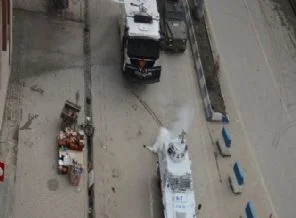Hakkari'de polise taşlı saldırı