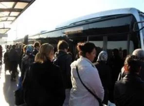 Metrobüs durağında eylem
