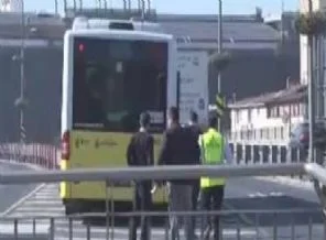 Metrobüs yolu birbirine girdi