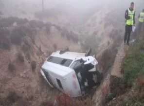 Minibüs devrildi: 13 işçi yaralı