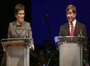 Polonya'da Davutoğlu'nu duygulandıran sürpriz(Video)