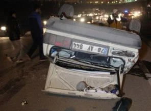 Ters dönen otomobilden sağ kurtuldular