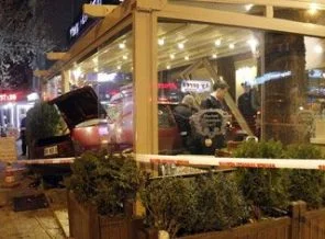 Yoldan çıkan otomobil lokantaya daldı