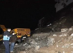 200 haneli sitenin istinat duvarı çöktü
