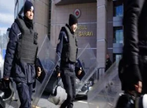 Adliyeye ilerleyen taraftarlara polis müdahalesi
