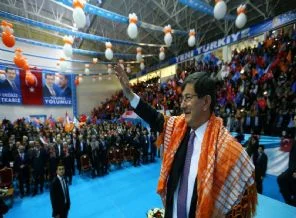 Ahmet Davutoğlu halay çekti