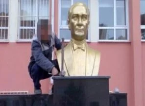Atatürk büstü çalındı!