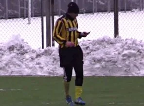 Cep telefonuyla sahaya çıkan futbolcu atıldı