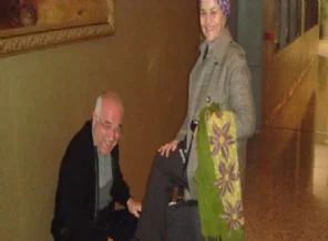 Çiçek eşinin ayakkabısını sildi
