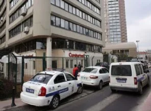 Cumhuriyet Gazetesi önünde 3 gözaltı