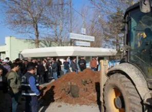 DİSKİ DEDAŞ'ın önüne hendek kazdı