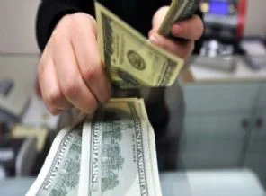 Dolar güne 2,39'u aşarak başladı