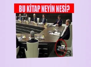 Erdoğan'ın yanı başında duran sır kitap