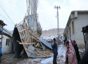 Erzurum'da fırtına çatıları uçurdu