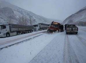 Erzurum'da kardan kapanan bazı yollar açıldı