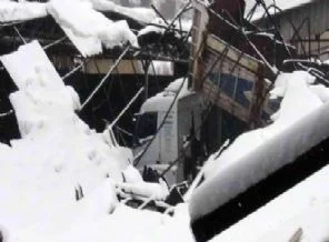 Fabrika çatıları kar yağışına dayanamadı