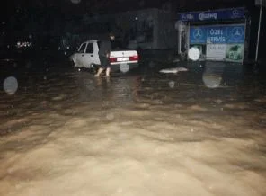 Hatay'da sağanak sellere neden oldu