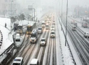 Kar yağışı İstanbul trafiğini rahatlattı