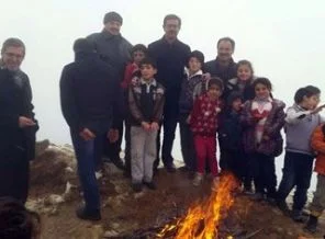 Karda mahsur kalan öğrenciler kurtarıldı