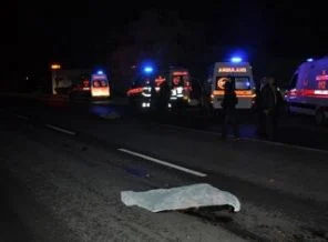 Mersin'de otomobil yayalara çarpıp kaçtı: 2 ölü