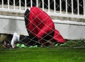 Önce namaz kıldı sonra oyuna girdi!