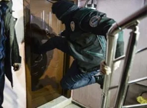 Polis Beyoğlu'nda kapıları böyle kırdı