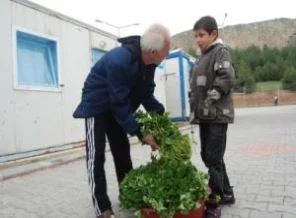 Suriyeli çocuktan örnek davranış