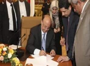 Yemen'de Cumhurbaşkanı da istifa etti