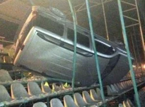 Yoldan çıkıp stadın tribünlerine uçtu