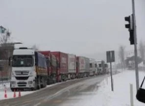 210 TIR yolda kaldı