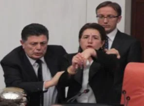 Bahçekapılı rahatsızlandı, görüşmelere ara verildi