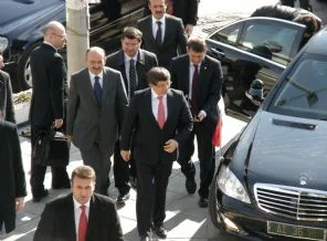 Başbakan Davutoğlu Pakistan'a gitti