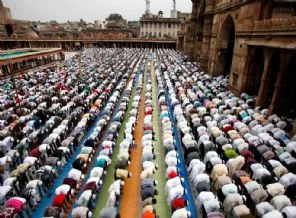 Cuma'nın farzı öğle namazı yerine geçiyor mu?