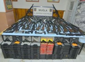 Durdurulan minibüsten cephanelik çıktı