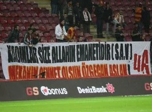 G.Saray'dan Özgecan için pankart