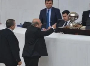Hasip Kaplan, divana yürüdü