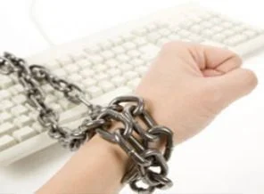 İnternet bağımlısı genç elini kesti