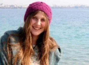 'Kırmızı fularlı kız'ın annesi aday oldu