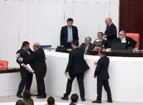 Meclis'te bu kez de mikrofon kırıldı