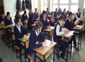 Okulda siyaset konuşan yandı!