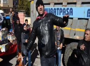 Zabıtalarla tartışan pazarcı kendini yakmak istedi