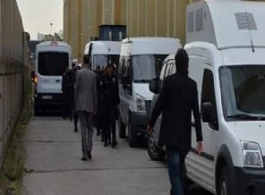 24 polis hakkında yakalama kararı
