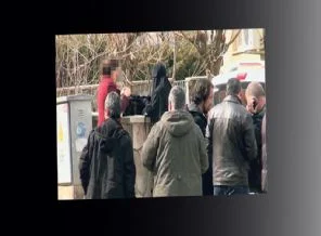 Çarşaflı kadının yüzü zorla açıldı iddiası