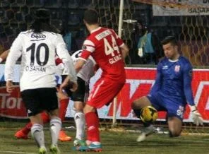 Liverpool'u devirdi Balkes'i geçemedi