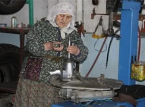 'Vesile Nine' 35 yıldır lastik tamir ediyor
