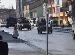 Askeri konvoya taşlı saldırı