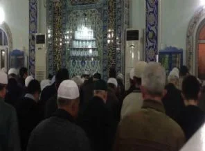 Cemaatle namaz kılarken Kur'an okumak gerekiyor mu?