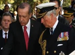 Erdoğan ve Charles şehit mezarlarına karanfil bıraktı