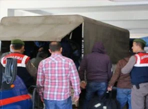 Kargo aracından 46 Suriyeli çıktı