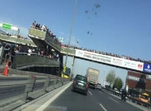 Metrobüs durağında izdiham